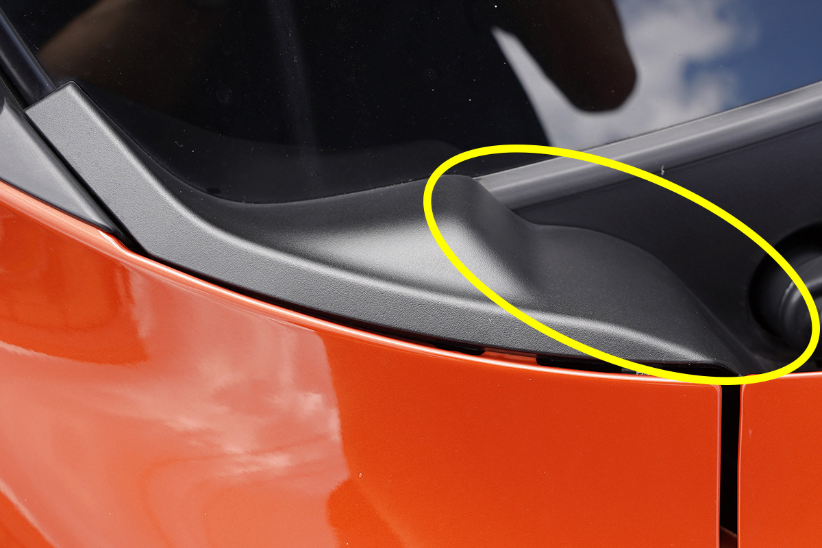 スイフトスポーツZC33Sのカウルトップサイドガーニッシュのすき間（左側）の形状の違い