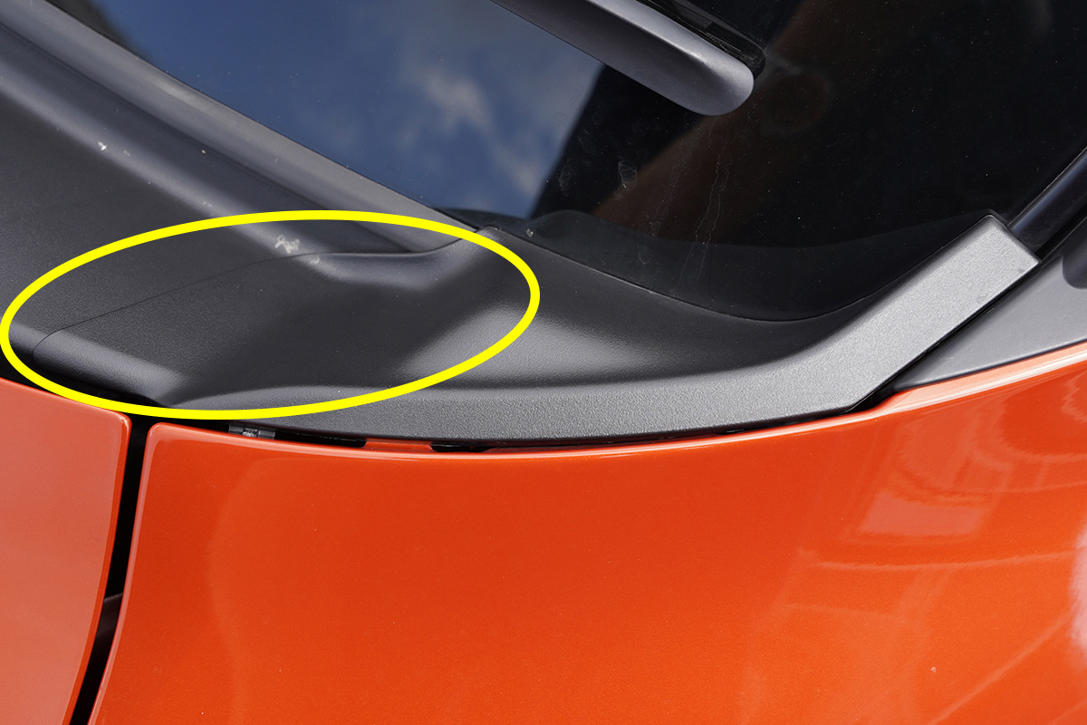 スイフトスポーツZC33Sのカウルトップサイドガーニッシュのすき間（右側）の形状の違い