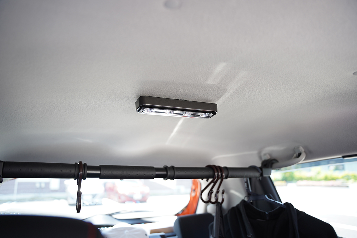 LEDプッシュライトを面テープで簡易的に天井に取り付けた様子 スイフトスポーツZC33S