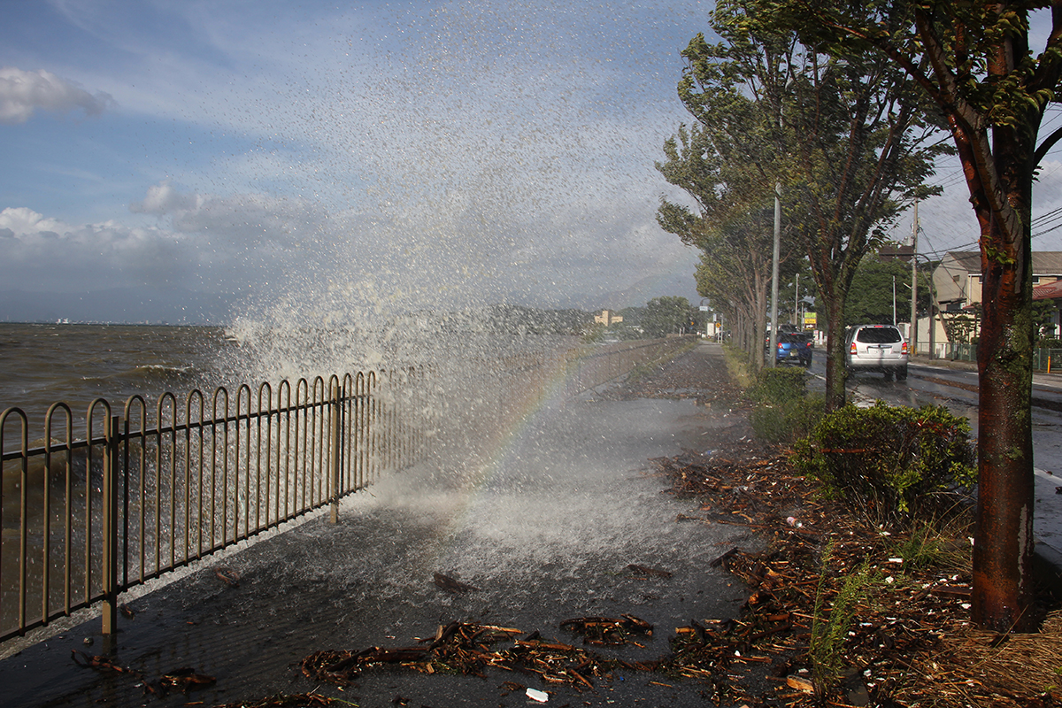 琵琶湖の波が打ち上げられる彦根の湖岸道路（2013年9月撮影)