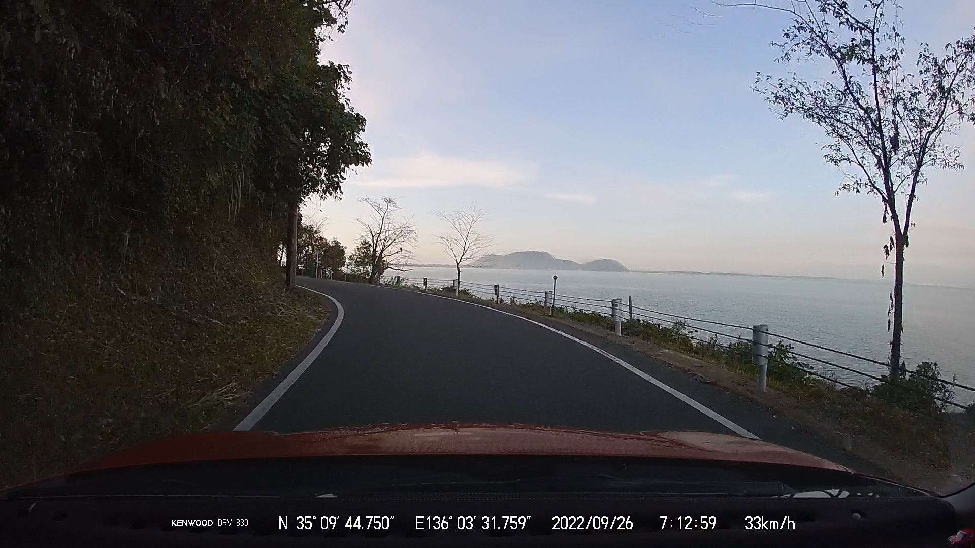 琵琶湖に浮かぶ沖島が見える